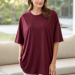 women-wearing-oversized-maroon-tshirt-